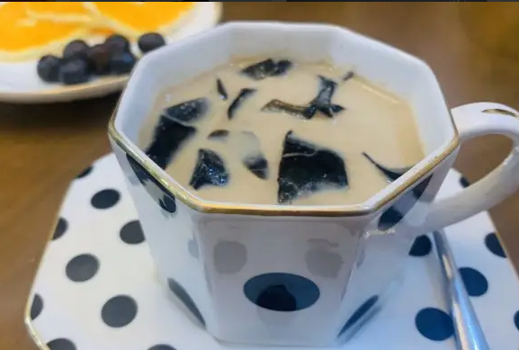 開(kāi)個(gè)燒仙草奶茶店投資大概需要多少錢(qián)？10萬(wàn)小本錢(qián)撬動(dòng)100萬(wàn)大商機(jī)