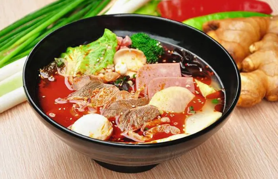 青島開家麻辣燙店一年能賺多少錢?一年穩(wěn)賺25萬6大妙招