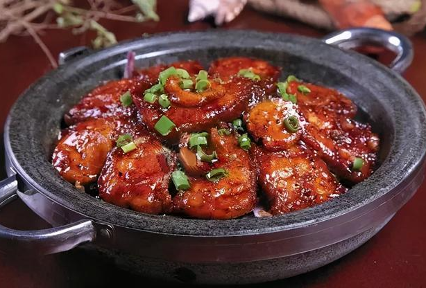 石鍋菜店加盟費用分析，開店前這些細(xì)節(jié)一定要注意！