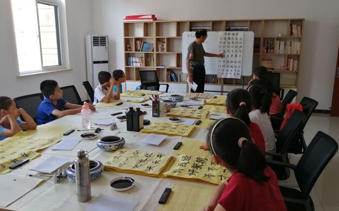 開一家書法練字班，每月需要投入多少費(fèi)用？