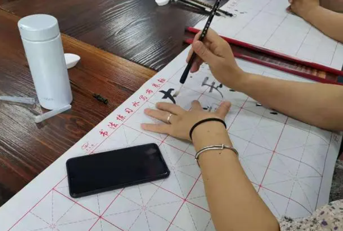 開一家書法練字班，每月需要投入多少費(fèi)用？