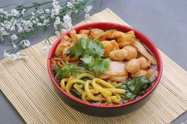 麻辣燙加盟要求高不高？麻辣燙加盟創(chuàng)業(yè)必知要點(diǎn)！