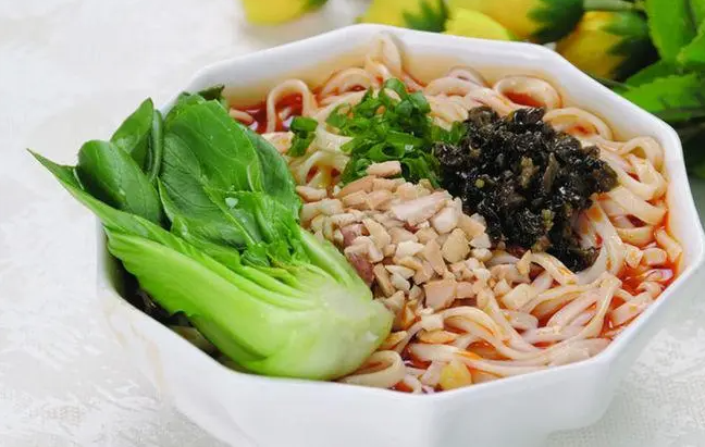 重慶小面館加盟多少錢一個月？探尋重慶小面館加盟的經(jīng)濟(jì)之道