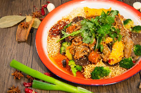 開設(shè)麻辣燙加盟店：探索美食創(chuàng)業(yè)的利與弊